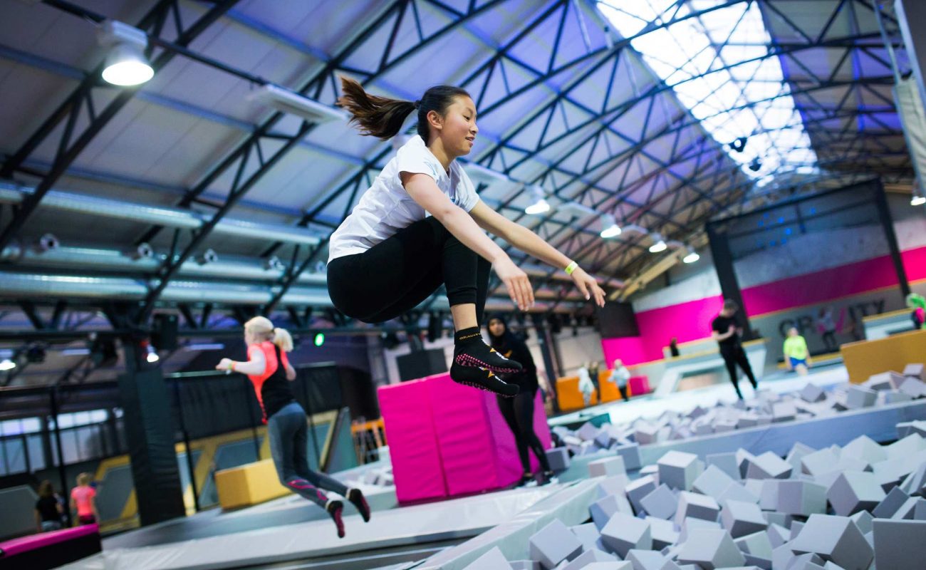 Bilde av jente som hopper i Gravity Sports